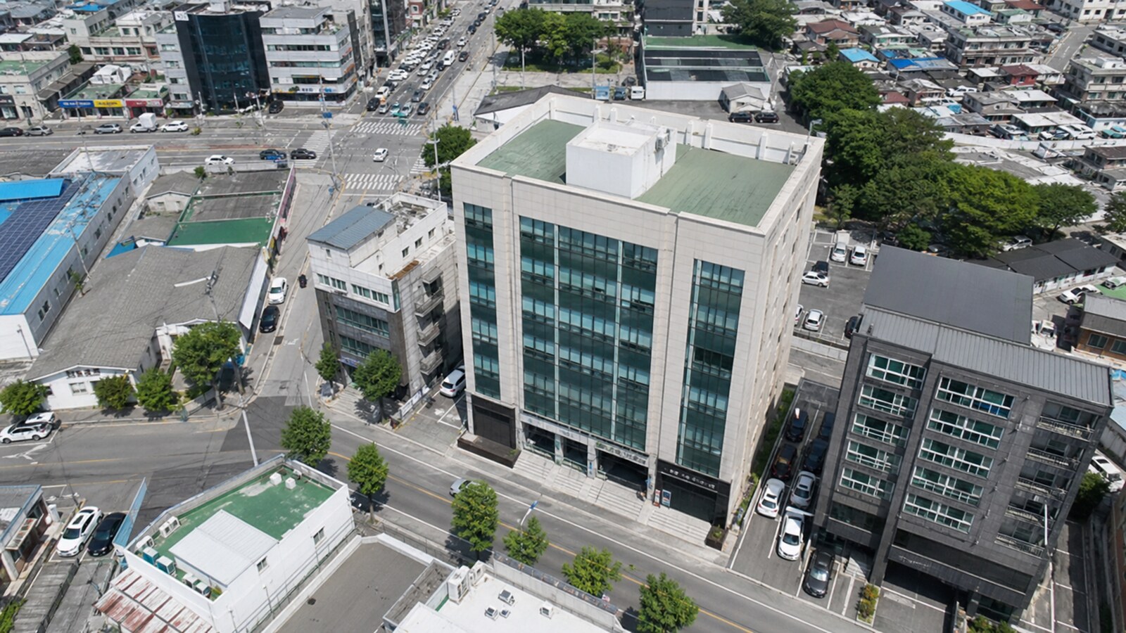 주변 도로와 접근 동선을 함께 확인할 수 있는 건물 일대의 항공 사진